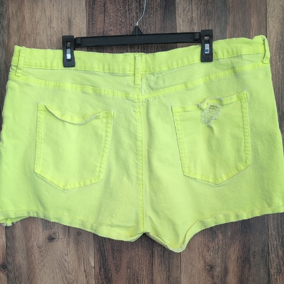 Scoop Vibrant Yellow Women's Distressed Jean Shorts 20                     -811G - Picture 1 of 5